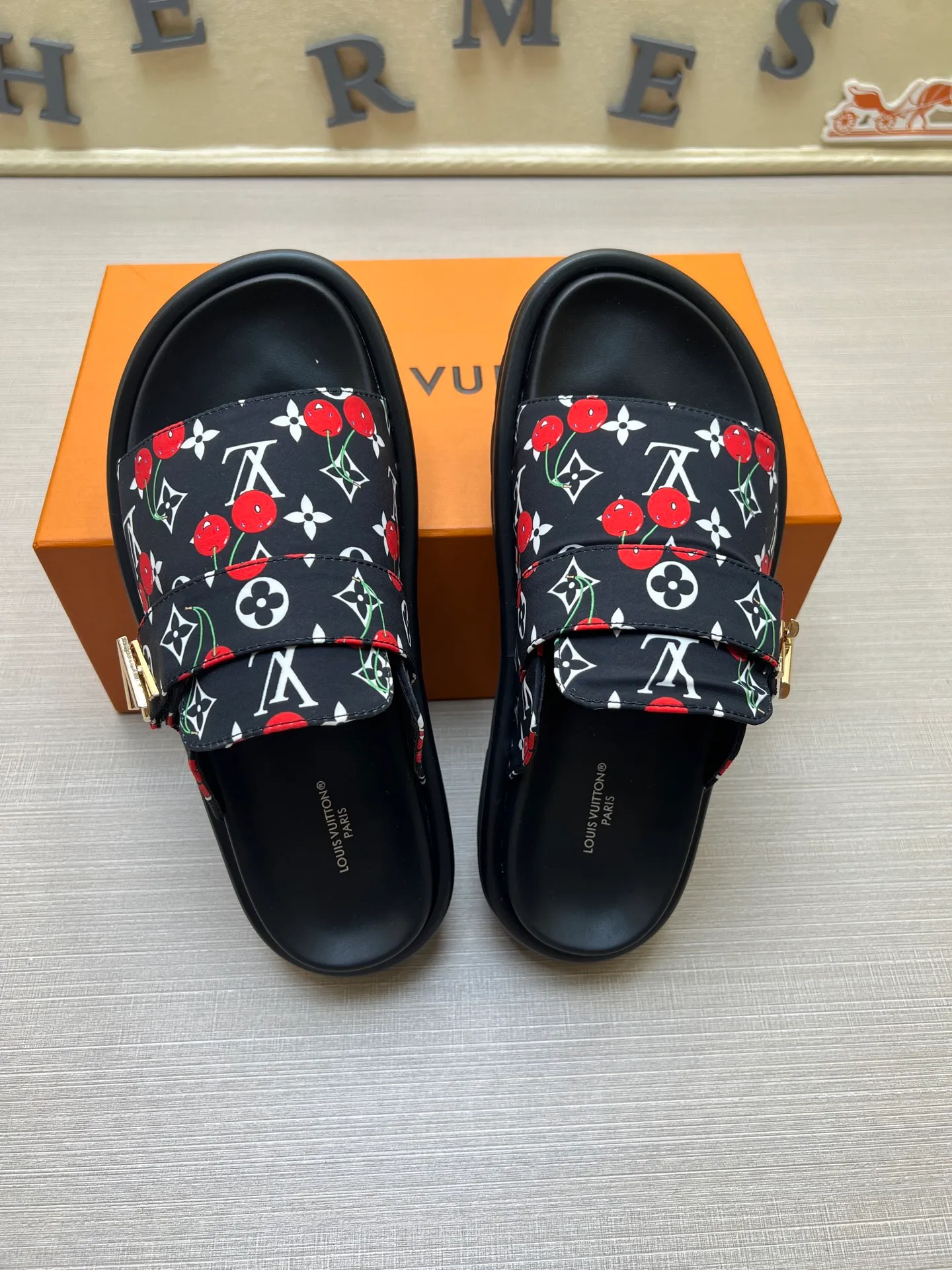Factory price: 360💰【LOUIS VUITTON】Louis Vuitton, LV printing, men's and women's slippers are on the market, drawer box packaging with cloth bag, card, the upper pattern looks very soft and waxy, super versatile leg slimming artifact. Fabric: imported denim/canvas/old fabric, LV hardware LOGO, official website pattern printing, comfortable to wear, foot pads: high elastic men's shoes💰U water table. Sole: foam sole, heel height: about 5cm. Code number: 35-46, 35, 45, 46 are custom-made and non-returnable. Color: multiple colors and styles available.